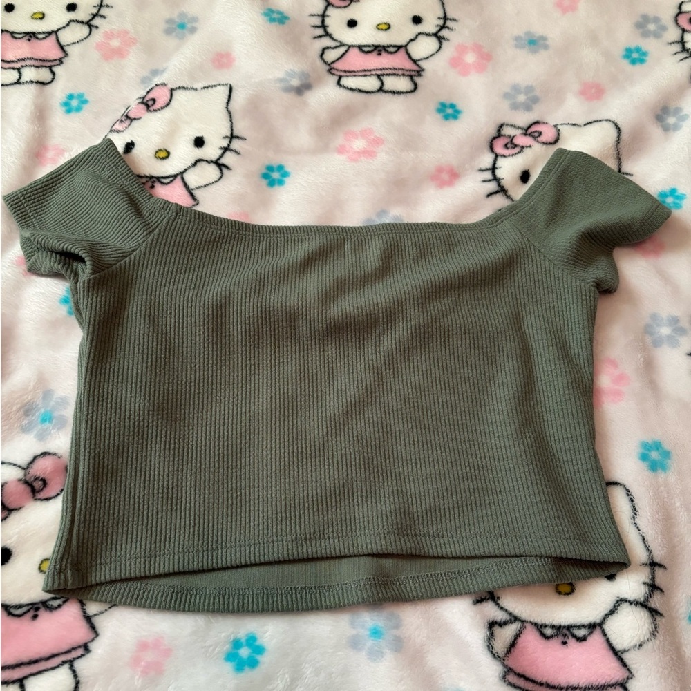 Cute cropped Hollister top